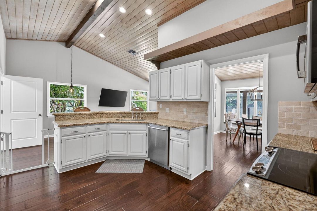 16-web-kitchen red gum