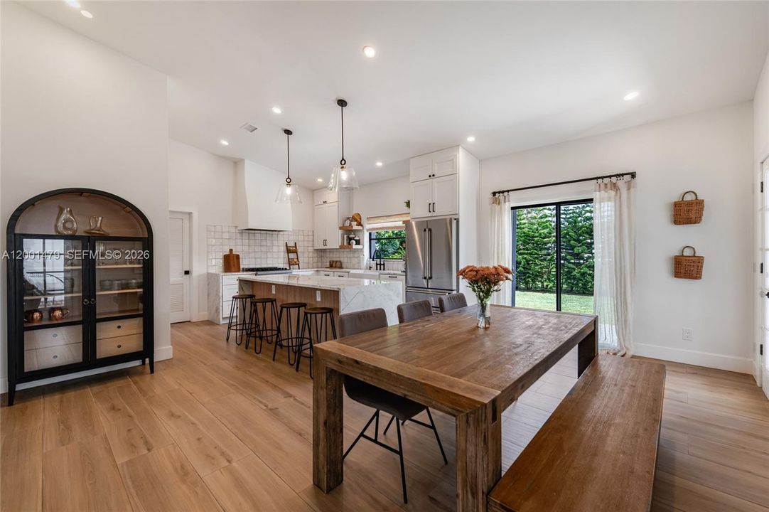 Activo con contrato: $1,050,000 (4 camas, 3 baños, 2538 Pies cuadrados)