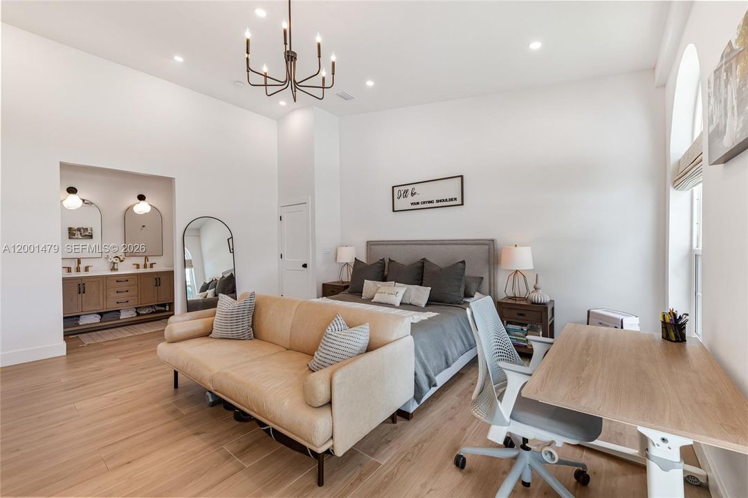 Activo con contrato: $1,050,000 (4 camas, 3 baños, 2538 Pies cuadrados)
