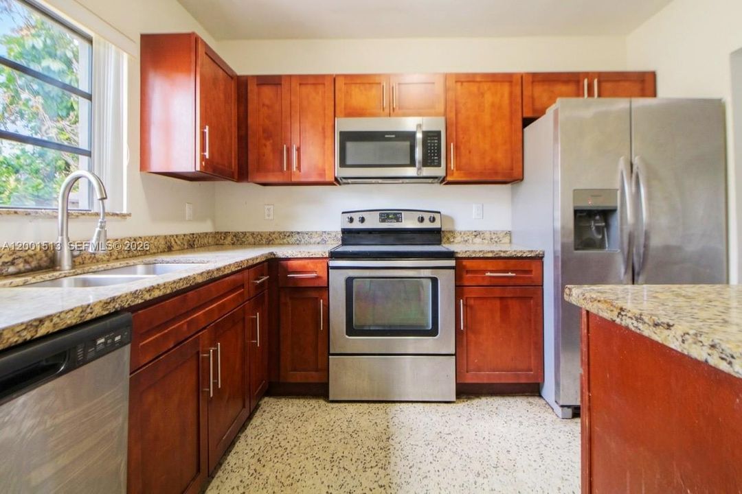 Под контрактом: $349,900 (3 спален, 2 ванн, 1319 Квадратных фут)