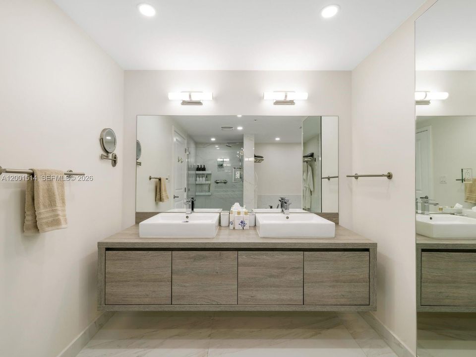 For Sale: $1,295,000 (2 beds, 3 baths, 1553 Square Feet)