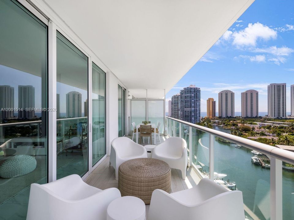 For Sale: $1,295,000 (2 beds, 3 baths, 1553 Square Feet)