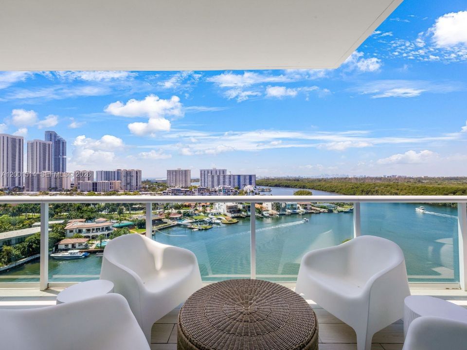 For Sale: $1,295,000 (2 beds, 3 baths, 1553 Square Feet)
