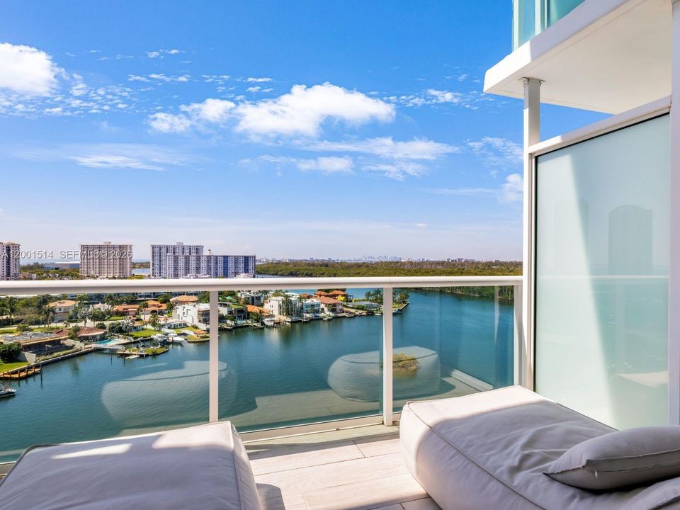 For Sale: $1,295,000 (2 beds, 3 baths, 1553 Square Feet)