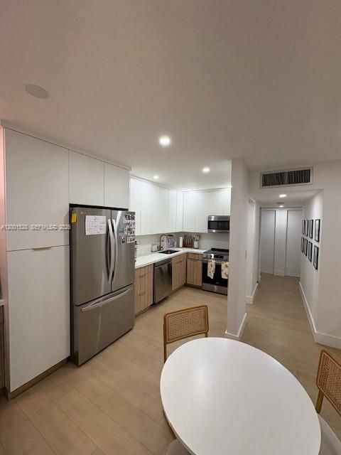 Active With Contract: $2,750 (2 beds, 1 baths, 1020 Square Feet)