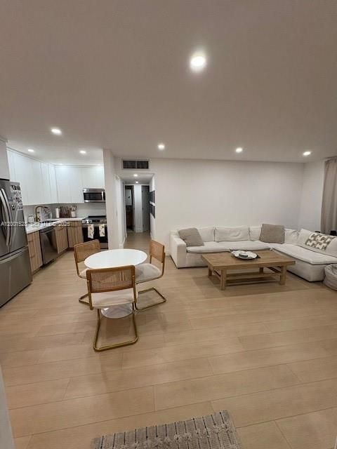 Active With Contract: $2,750 (2 beds, 1 baths, 1020 Square Feet)