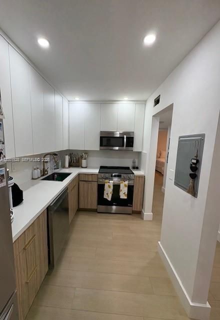 Active With Contract: $2,750 (2 beds, 1 baths, 1020 Square Feet)