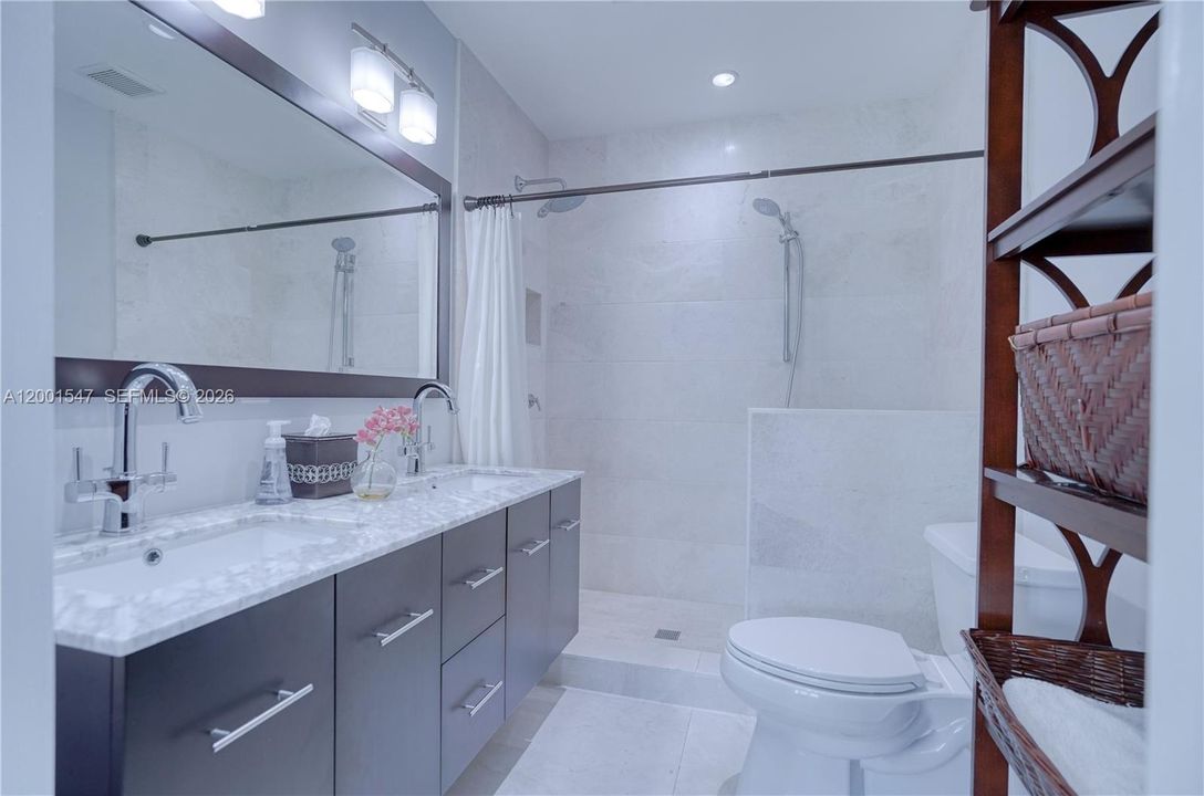 Недавно арендовано: $38,000 (8 спален, 6 ванн, 5808 Квадратных фут)