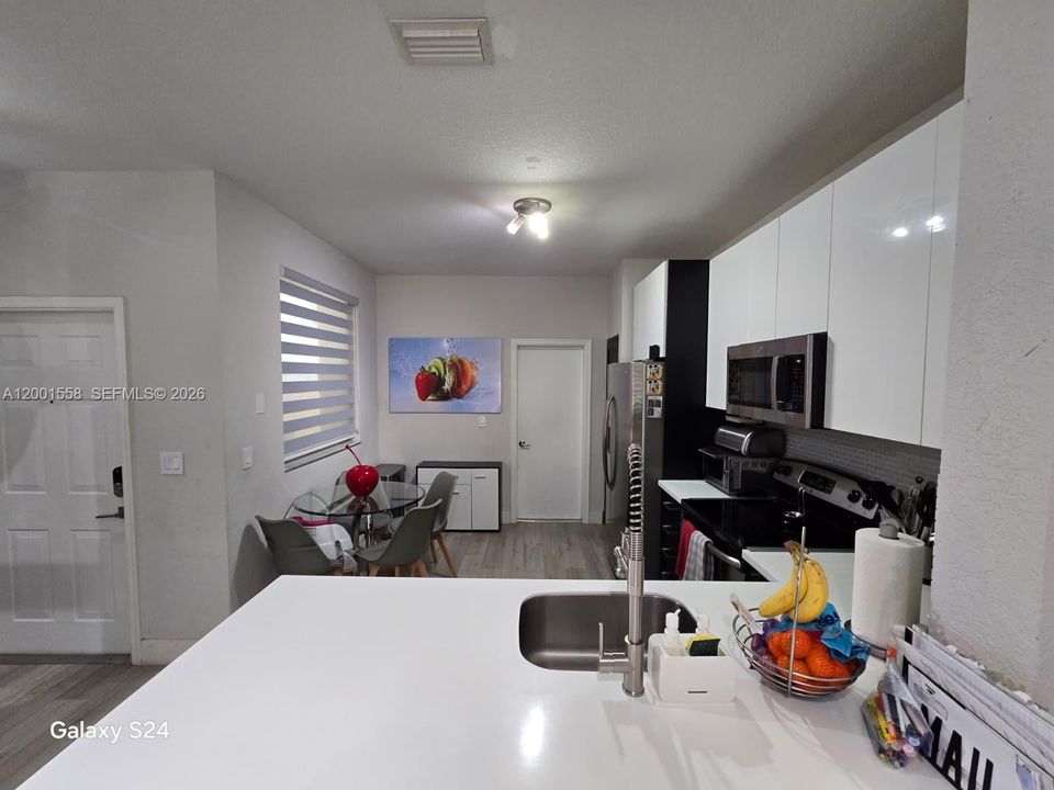 Active With Contract: $2,900 (2 beds, 2 baths, 1155 Square Feet)