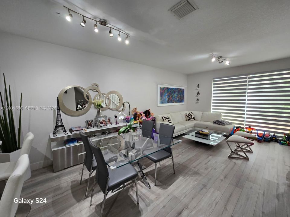 Active With Contract: $2,900 (2 beds, 2 baths, 1155 Square Feet)
