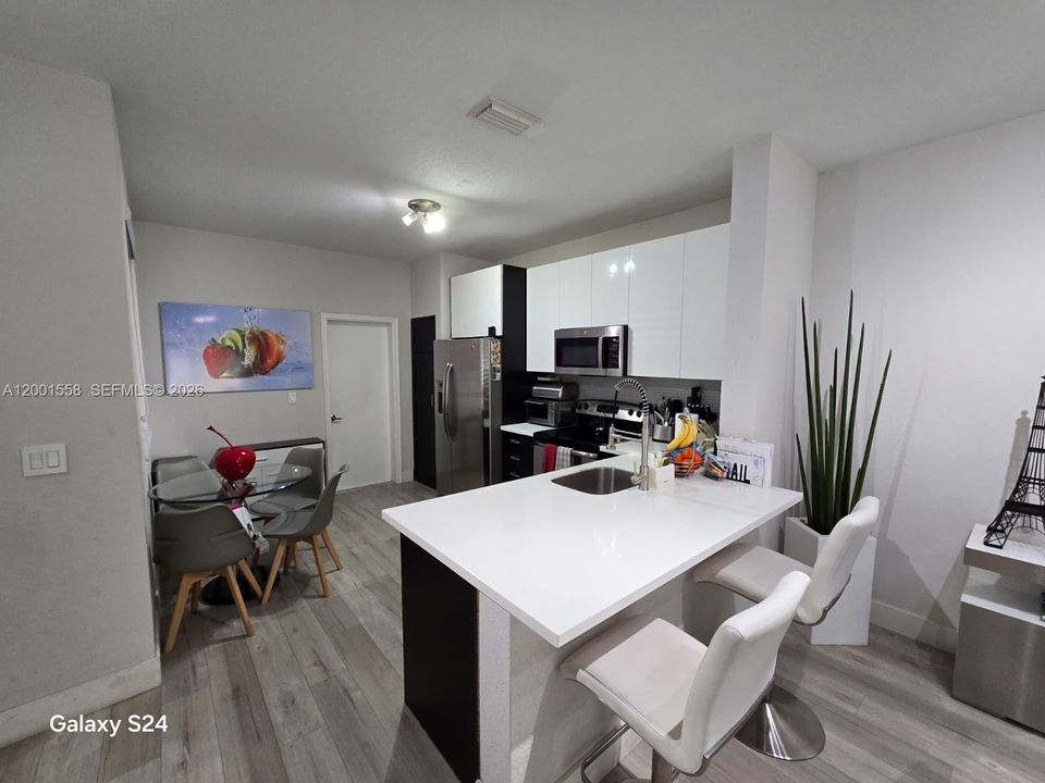 Active With Contract: $2,900 (2 beds, 2 baths, 1155 Square Feet)