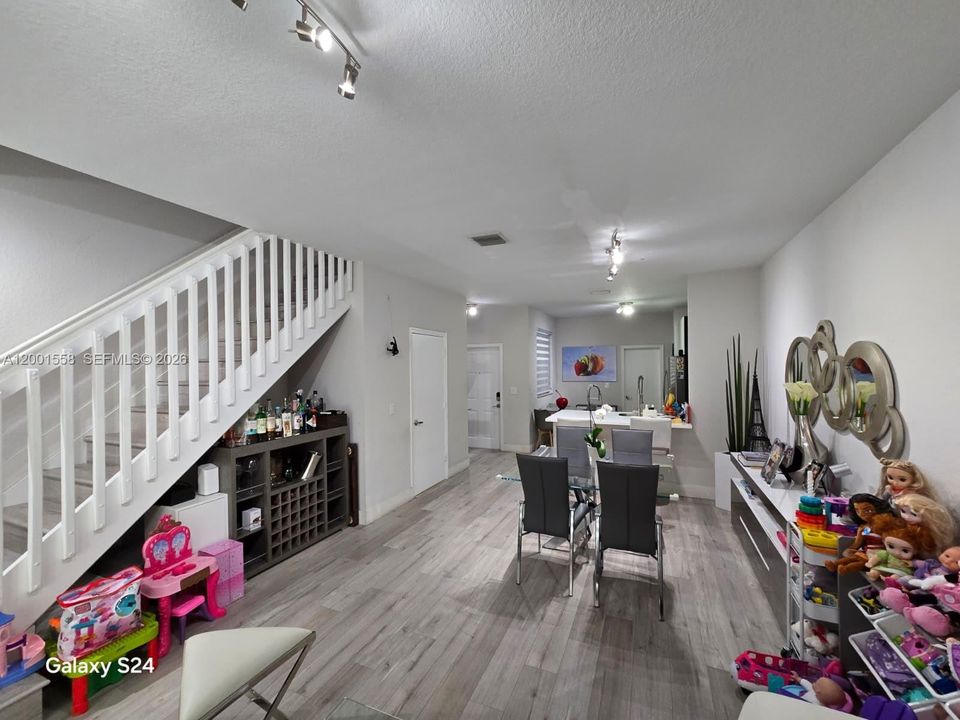 Active With Contract: $2,900 (2 beds, 2 baths, 1155 Square Feet)