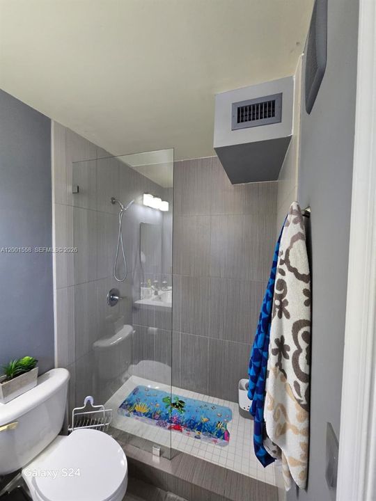 Active With Contract: $2,900 (2 beds, 2 baths, 1155 Square Feet)