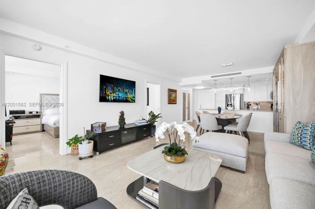Active With Contract: $785,000 (1 beds, 2 baths, 930 Square Feet)