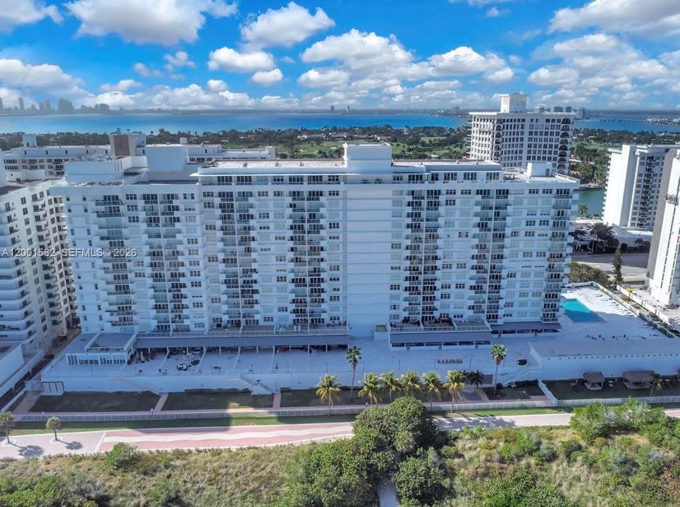 Active With Contract: $785,000 (1 beds, 2 baths, 930 Square Feet)