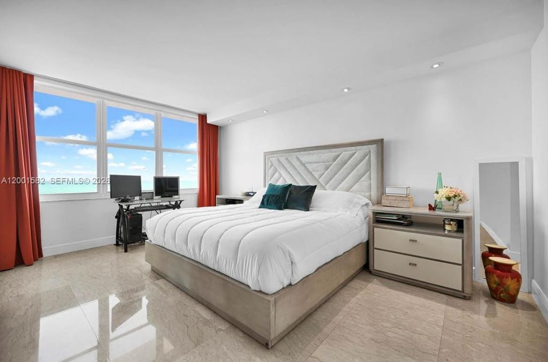 Active With Contract: $785,000 (1 beds, 2 baths, 930 Square Feet)
