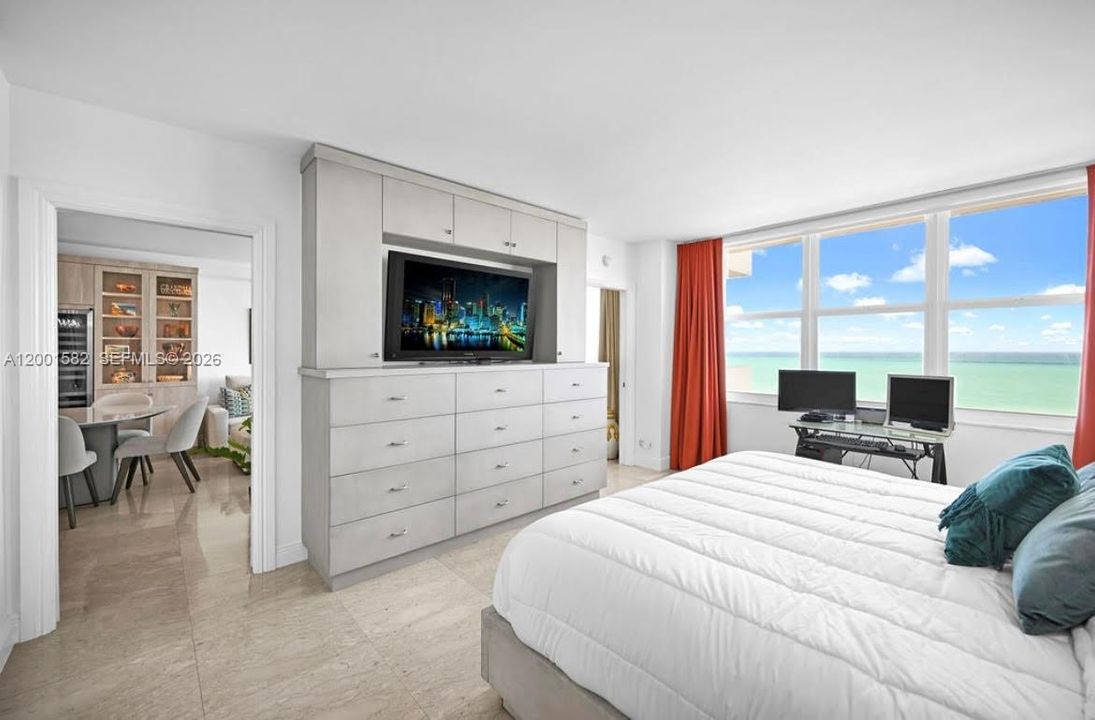 Active With Contract: $785,000 (1 beds, 2 baths, 930 Square Feet)
