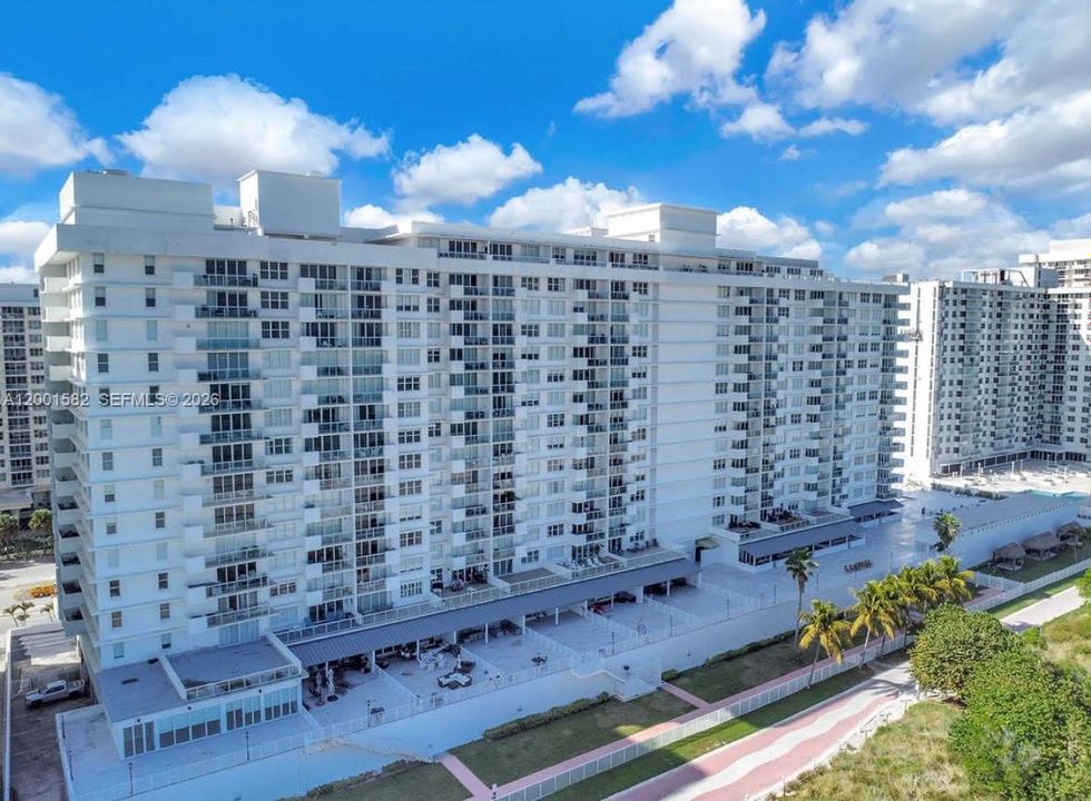 Active With Contract: $785,000 (1 beds, 2 baths, 930 Square Feet)