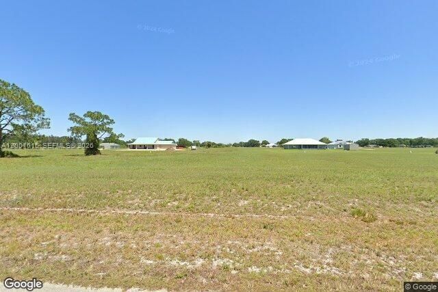 На продажу: $42,000 (0.57 acres)