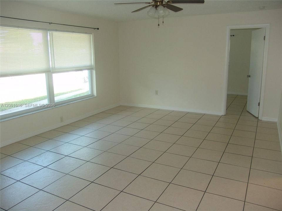 For Sale: $375,000 (3 beds, 3 baths, 1512 Square Feet)