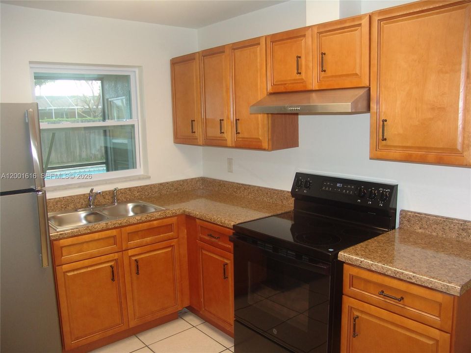 For Sale: $375,000 (3 beds, 3 baths, 1512 Square Feet)