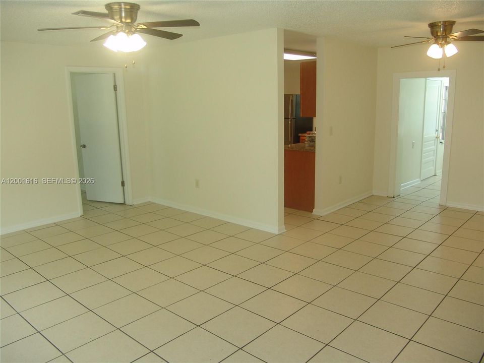 For Sale: $375,000 (3 beds, 3 baths, 1512 Square Feet)