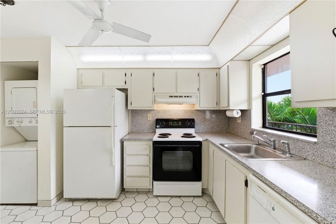 For Sale: $97,000 (1 beds, 1 baths, 790 Square Feet)