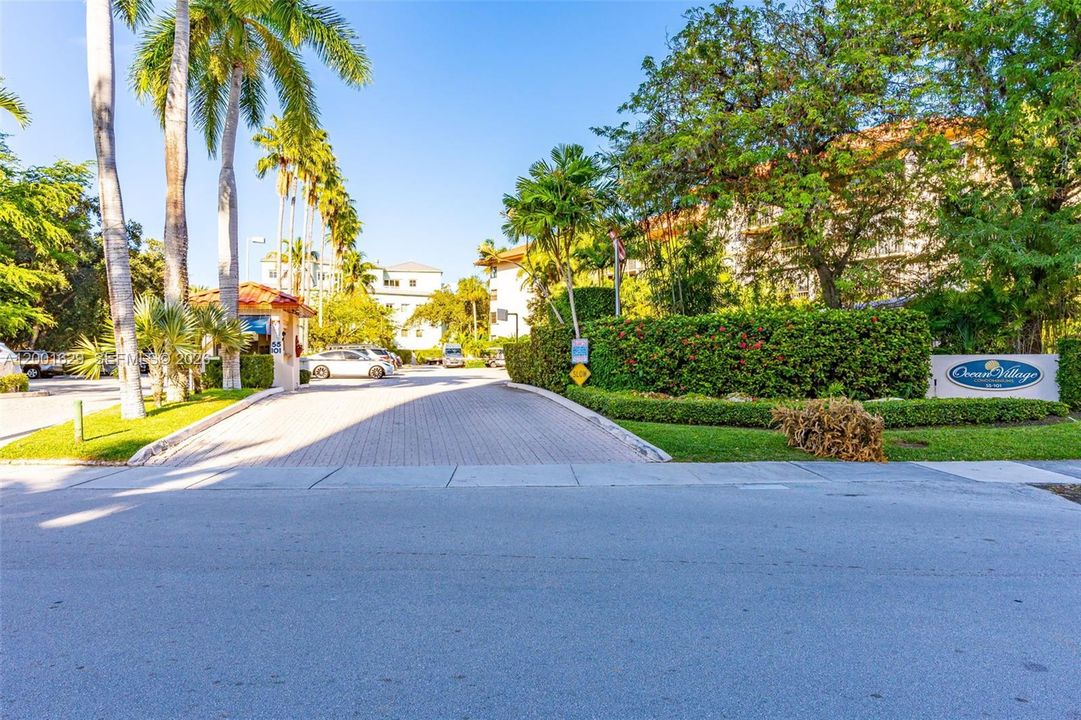 Active With Contract: $5,500 (2 beds, 2 baths, 1450 Square Feet)