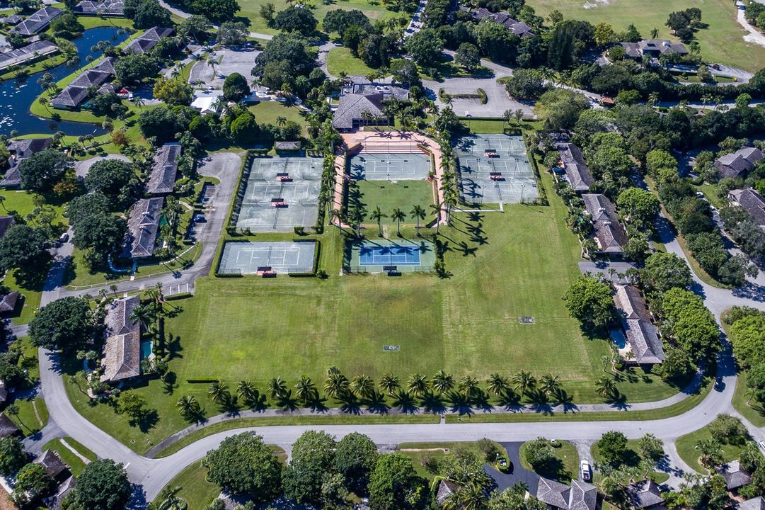 Walking distance to Tennis Courts