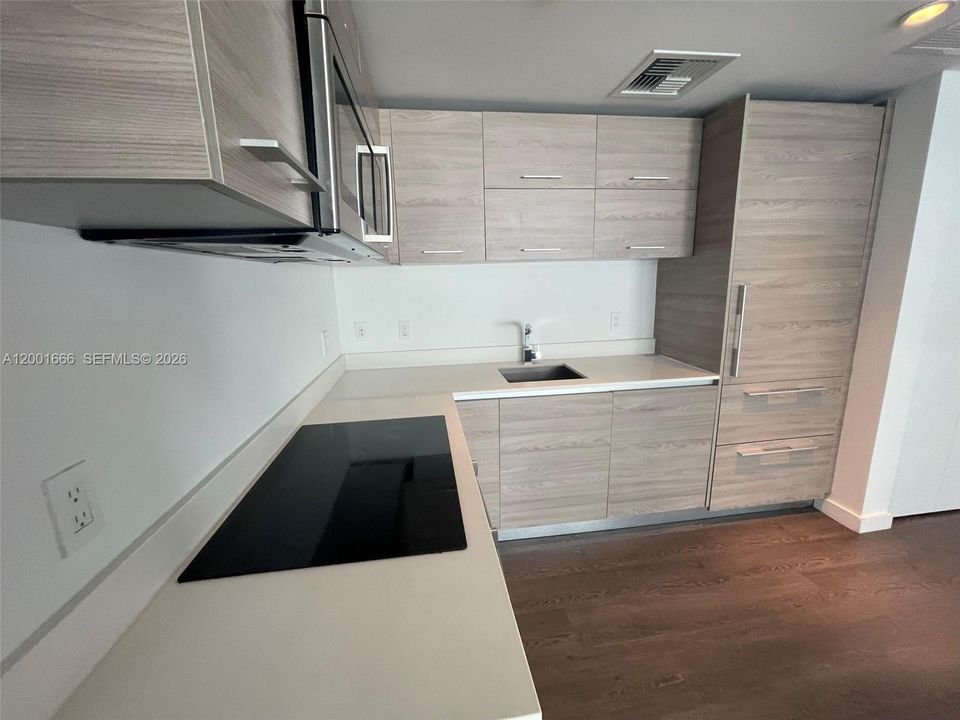 For Sale: $489,000 (1 beds, 1 baths, 570 Square Feet)