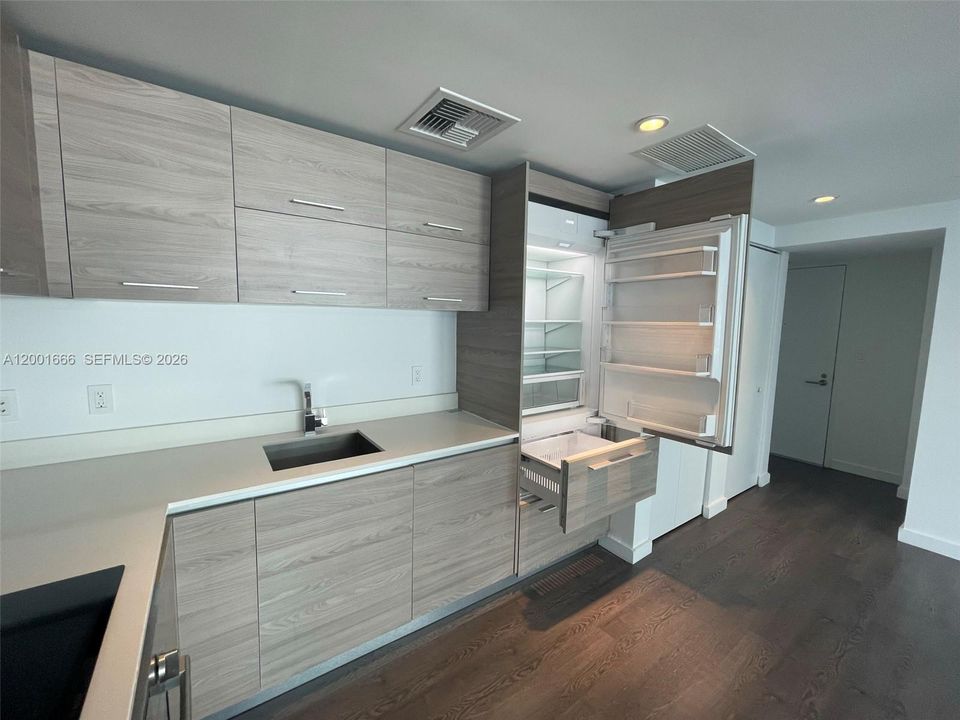 For Sale: $489,000 (1 beds, 1 baths, 570 Square Feet)