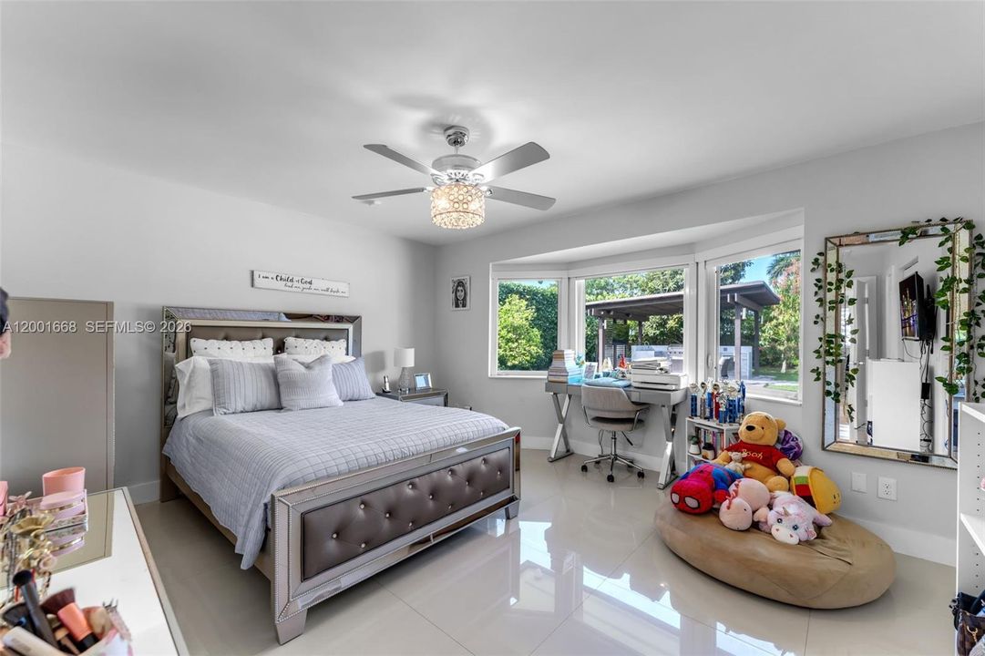 Active With Contract: $1,400,000 (5 beds, 3 baths, 0 Square Feet)