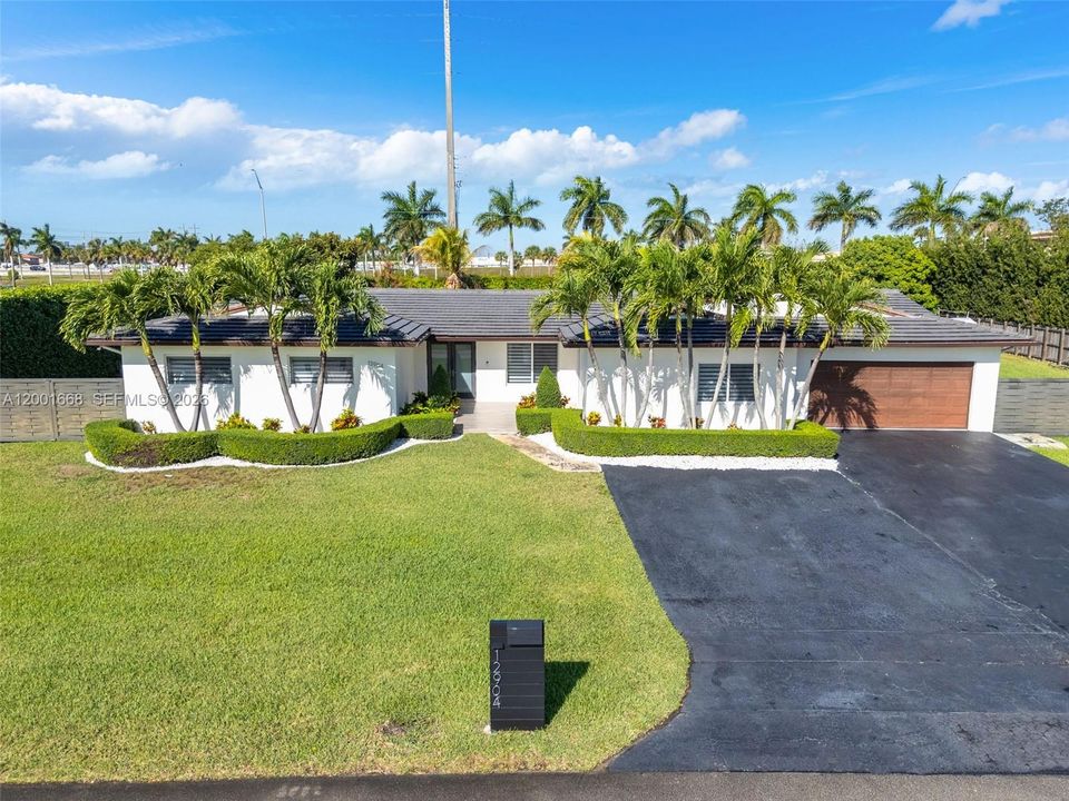 Active With Contract: $1,400,000 (5 beds, 3 baths, 0 Square Feet)
