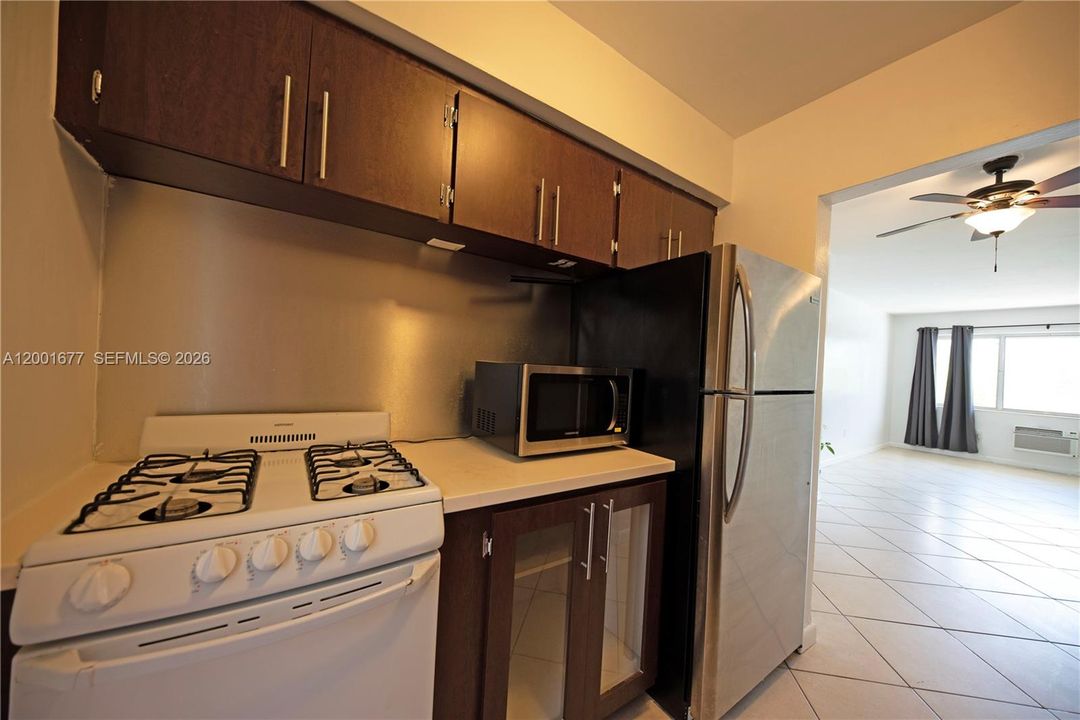 For Sale: $170,000 (1 beds, 1 baths, 663 Square Feet)