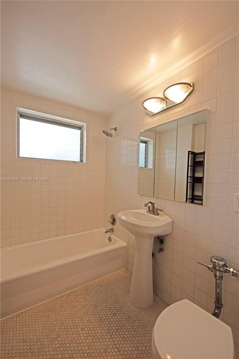 For Sale: $170,000 (1 beds, 1 baths, 663 Square Feet)
