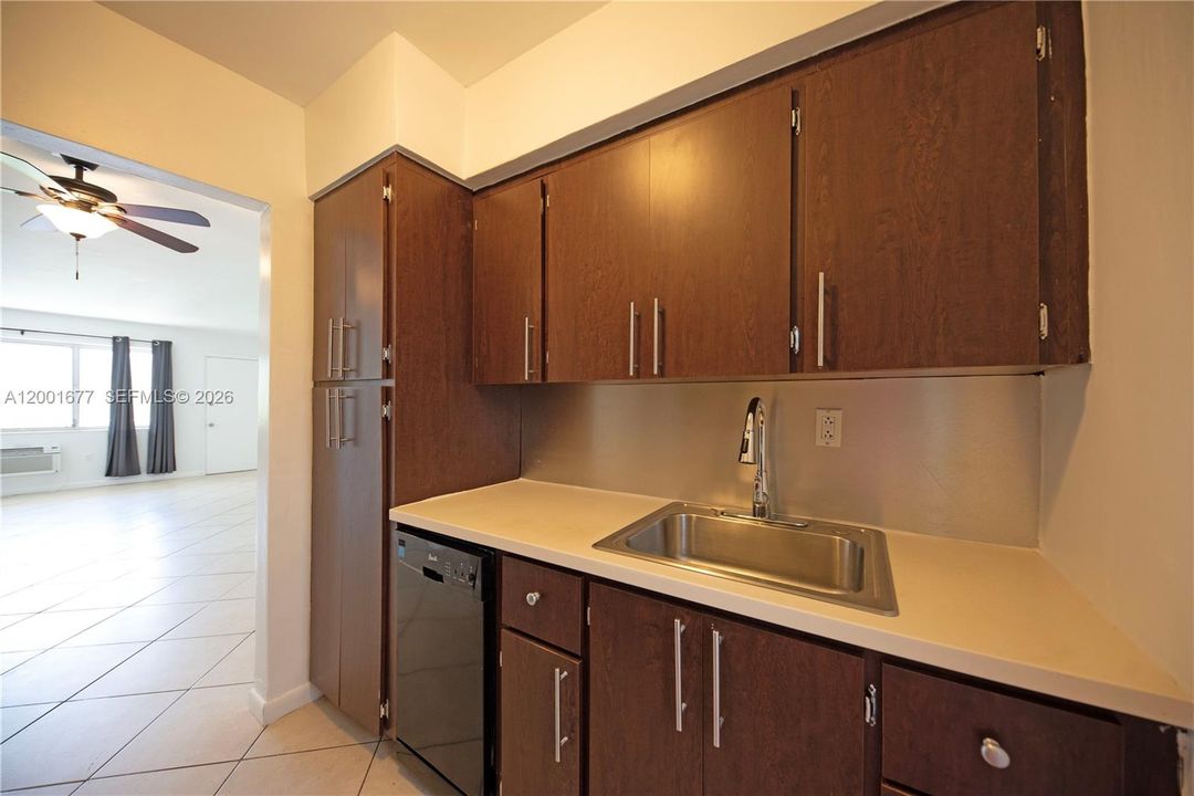 For Sale: $170,000 (1 beds, 1 baths, 663 Square Feet)