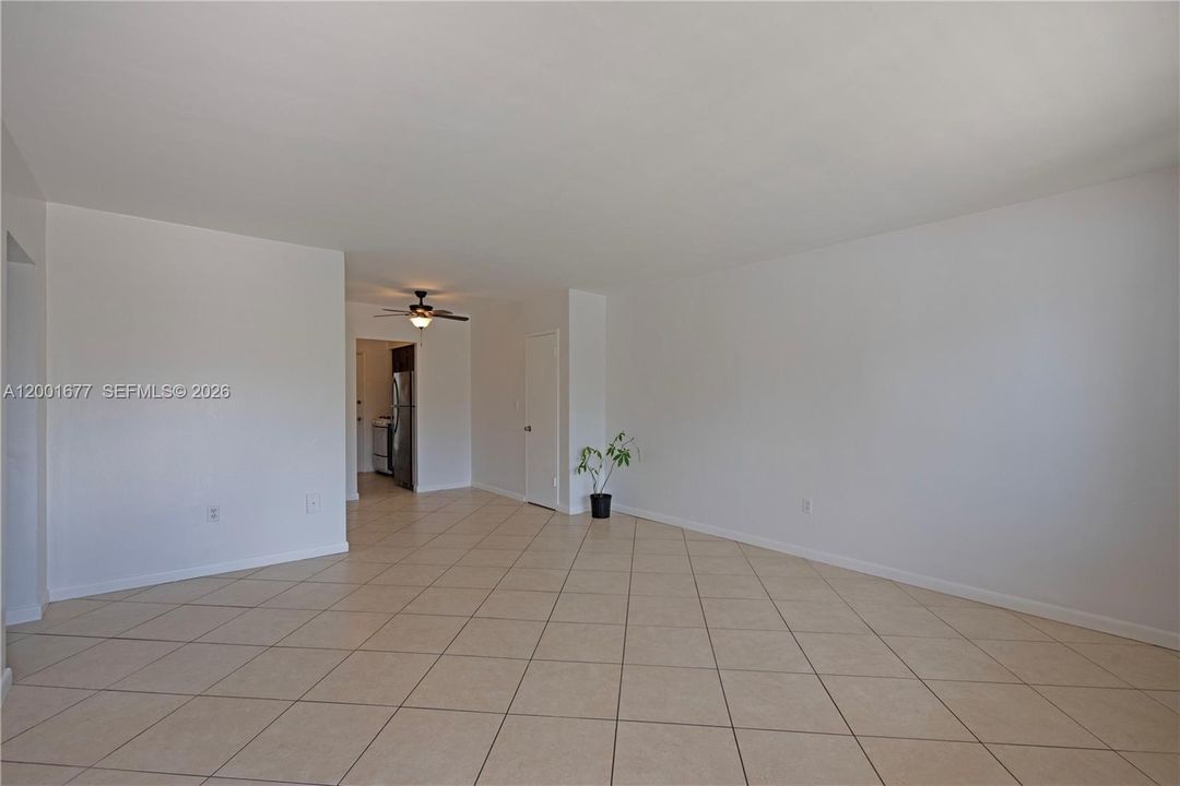 For Sale: $170,000 (1 beds, 1 baths, 663 Square Feet)