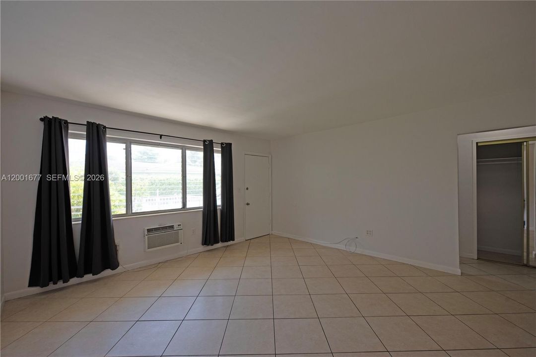 For Sale: $170,000 (1 beds, 1 baths, 663 Square Feet)