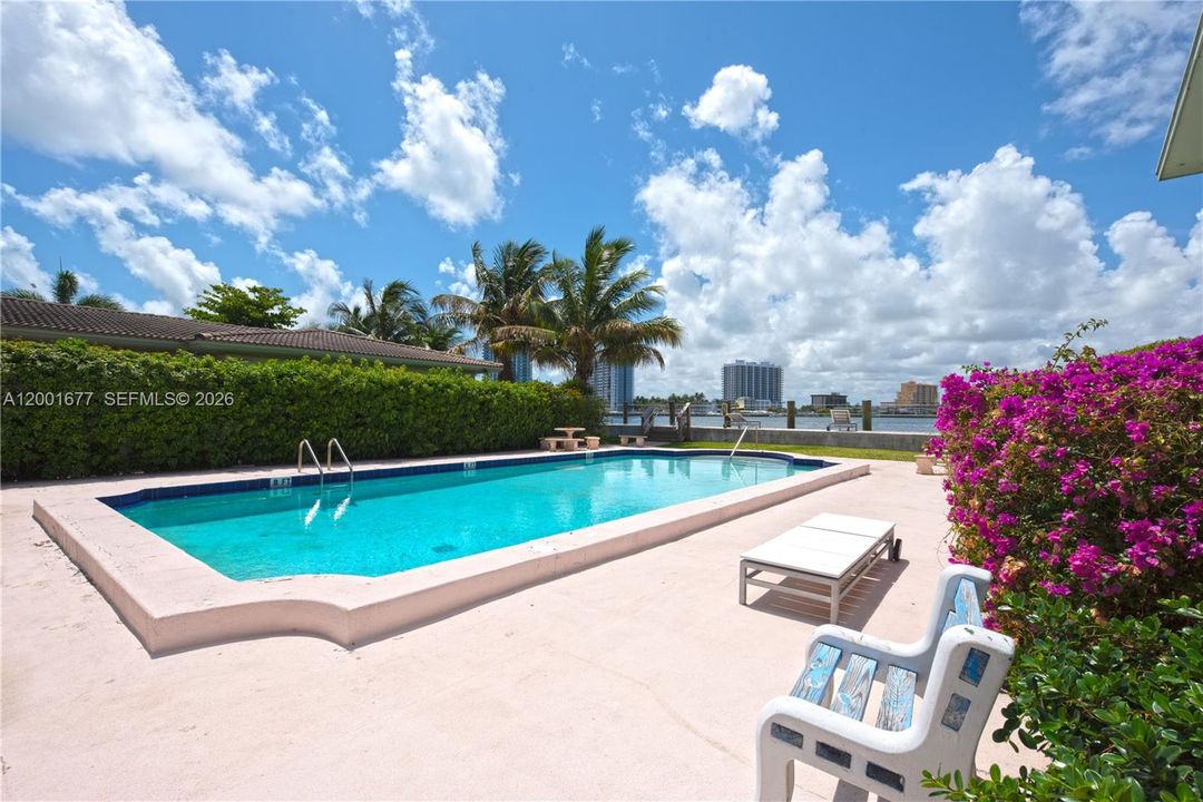 For Sale: $170,000 (1 beds, 1 baths, 663 Square Feet)
