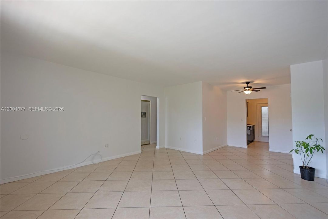 For Sale: $170,000 (1 beds, 1 baths, 663 Square Feet)