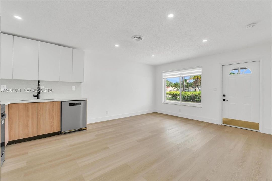 For Rent: $3,000 (2 beds, 2 baths, 825 Square Feet)