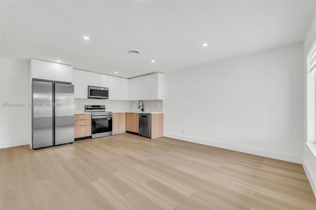 For Rent: $3,000 (2 beds, 2 baths, 825 Square Feet)