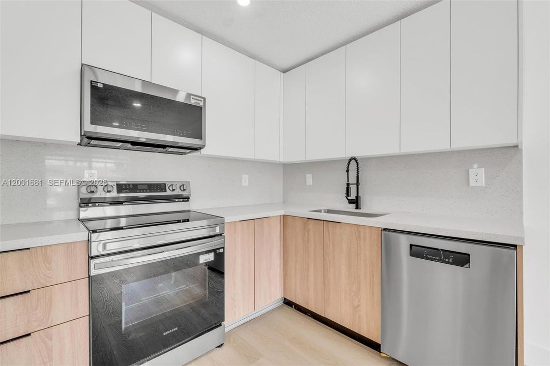 For Rent: $3,000 (2 beds, 2 baths, 825 Square Feet)
