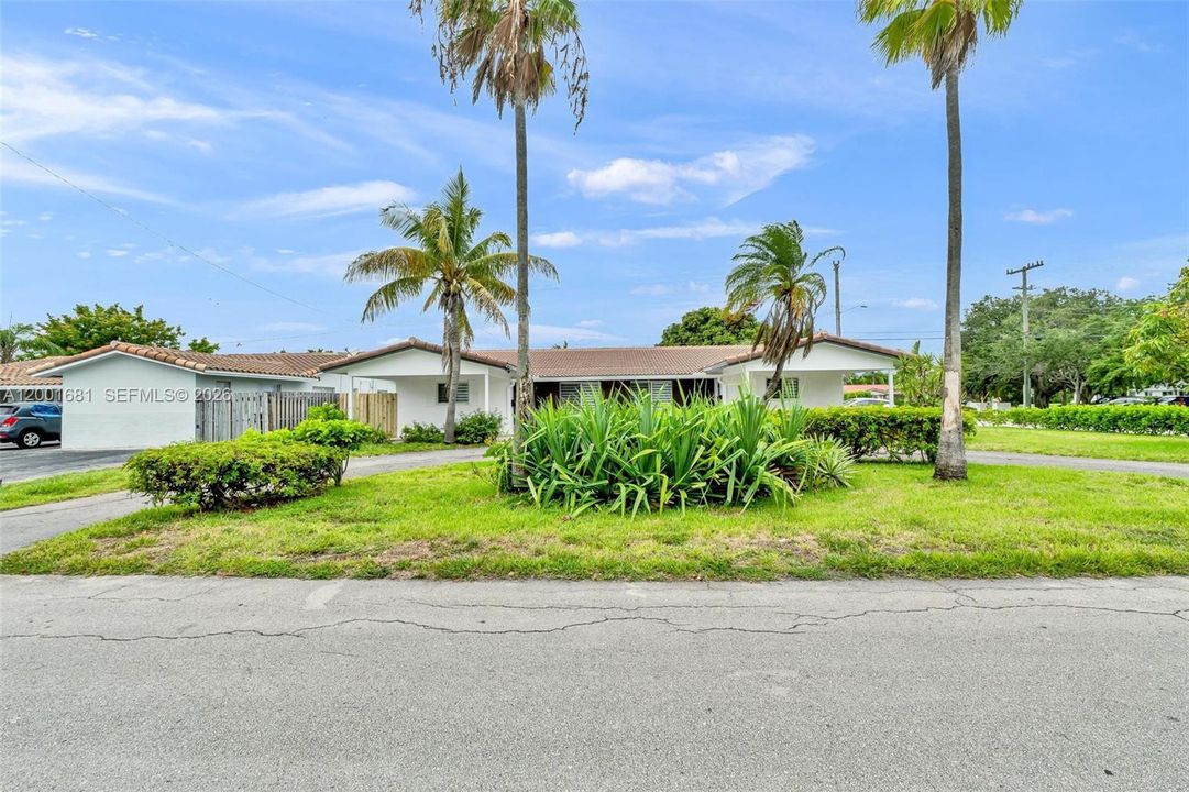 For Rent: $3,000 (2 beds, 2 baths, 825 Square Feet)