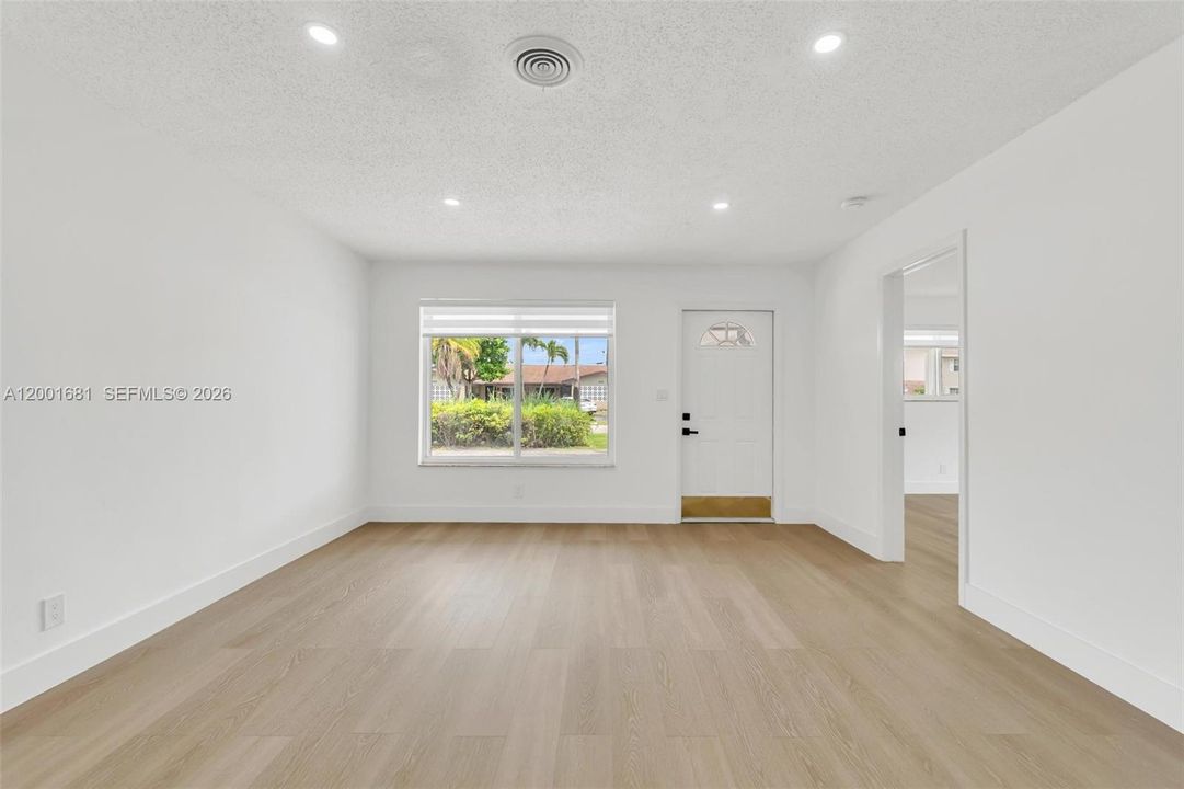 For Rent: $3,000 (2 beds, 2 baths, 825 Square Feet)