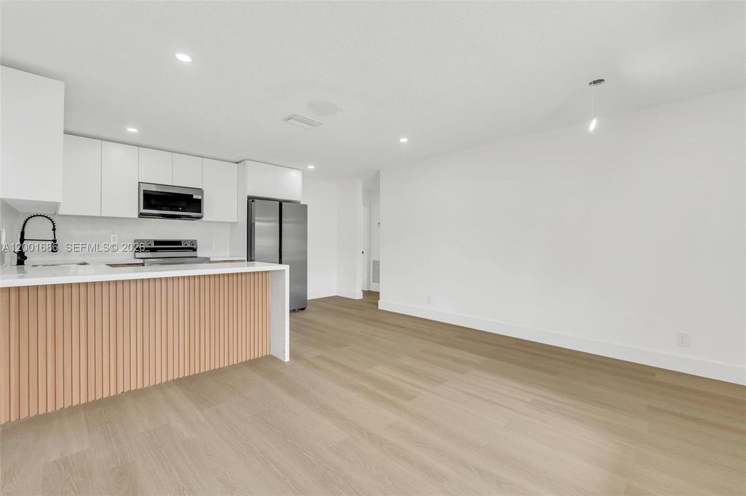 For Rent: $2,400 (1 beds, 1 baths, 600 Square Feet)