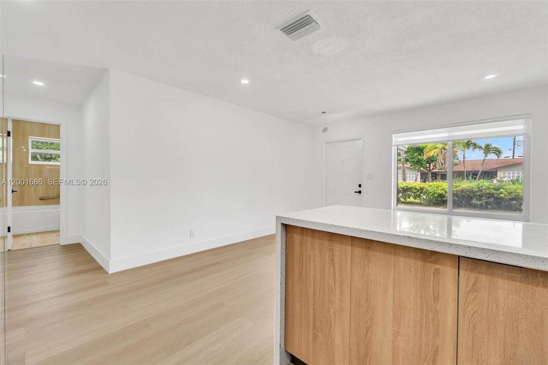 For Rent: $2,400 (1 beds, 1 baths, 600 Square Feet)