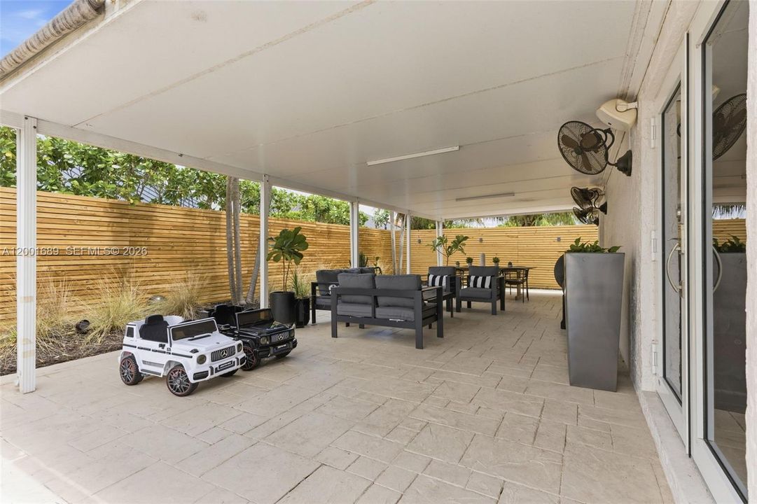 Vendido Recientemente: $795,000 (4 camas, 2 baños, 2380 Pies cuadrados)