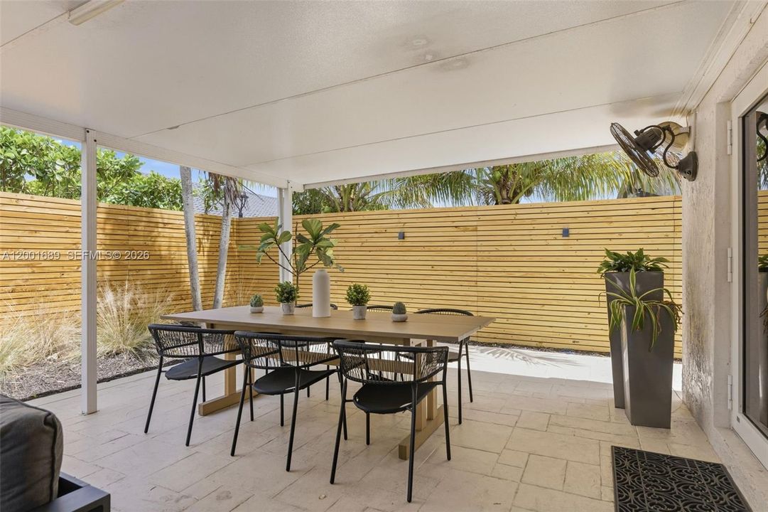 Vendido Recientemente: $795,000 (4 camas, 2 baños, 2380 Pies cuadrados)