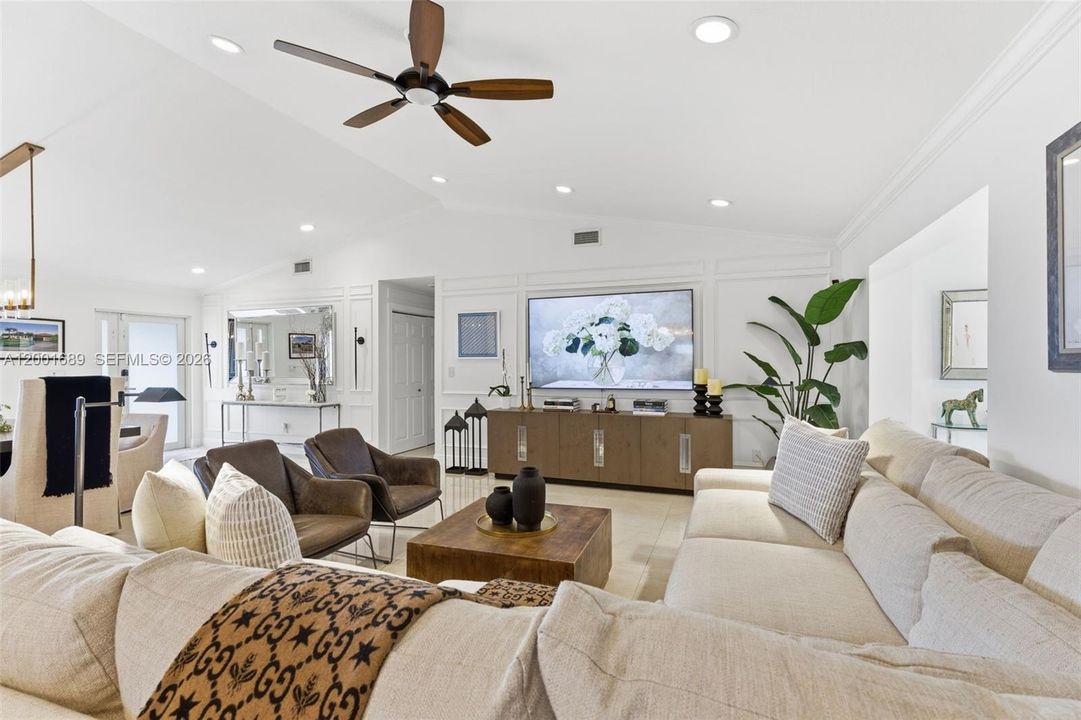 Vendido Recientemente: $795,000 (4 camas, 2 baños, 2380 Pies cuadrados)